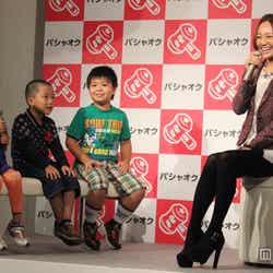 「パシャオク 子どもの夢応援プロジェクト」発足記者会見に出席したガルネク千紗(右)