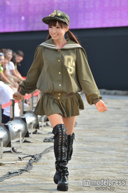 ランウェイをウォーキングした“ぴかりん”こと椎名ひかり