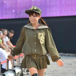 ランウェイをウォーキングした“ぴかりん”こと椎名ひかり