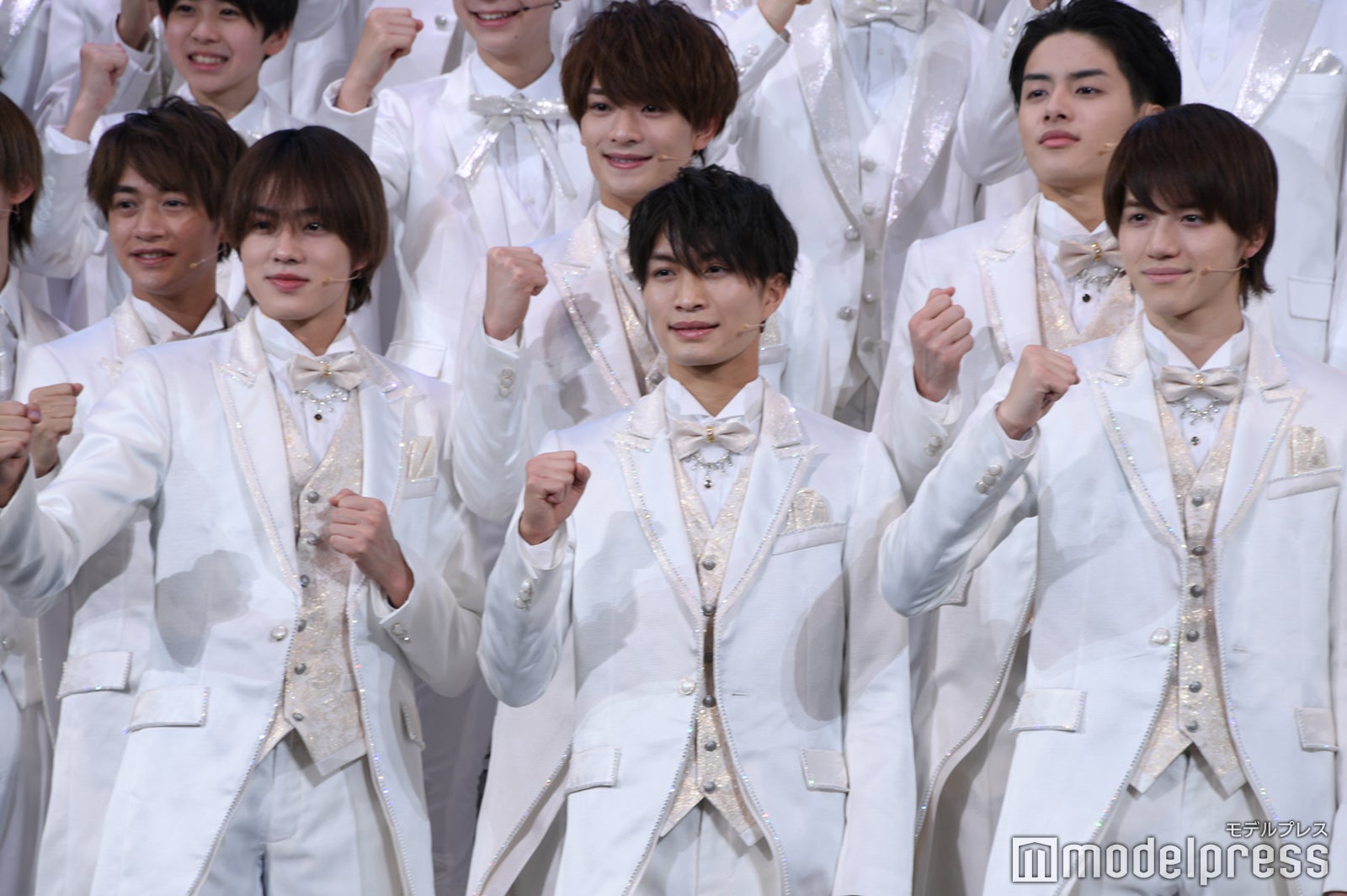 ガッツポーズを決める美 少年 （C）モデルプレス