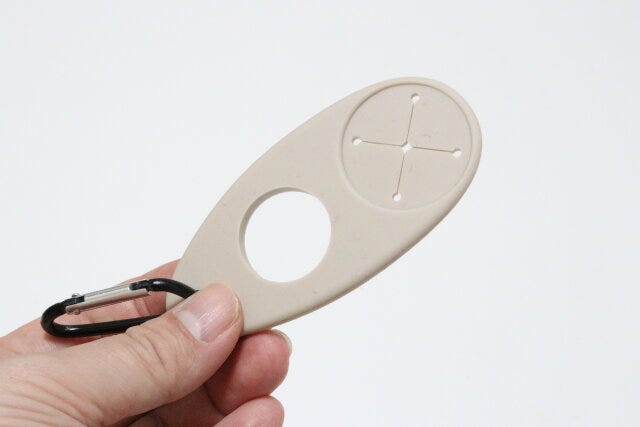 カラビナ付ボトル、タオルキーホルダー(ベージュ、黒、グリーン) カラビナ付ボトル、タオルキーホルダー(ベージュ、黒、グリーン)