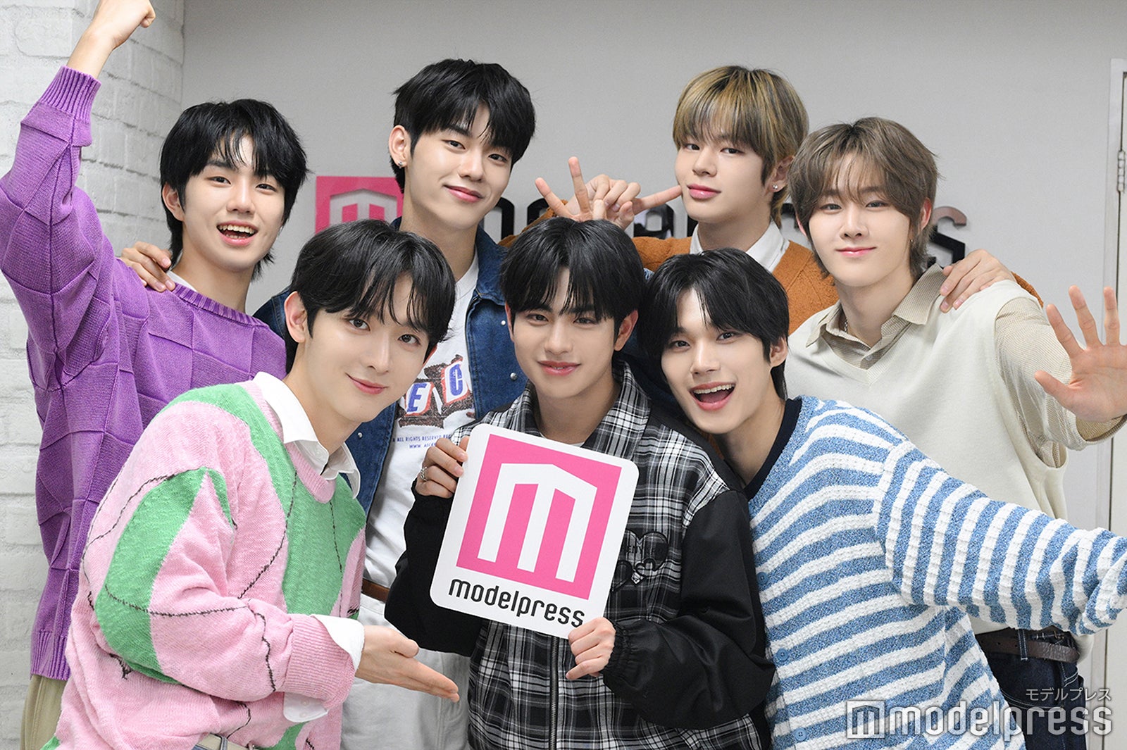 EVNNE（左上から時計回りに）パク・ジフ、イ・ジョンヒョン、ムン・ジョンヒョン、チ・ユンソ、パク・ハンビン、ケイタ、ユ・スンオン（C）モデルプレス