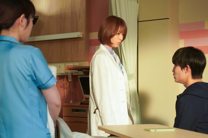 瀧本美織、兵頭功海「となりのナースエイド」第6話より(C)日本テレビ