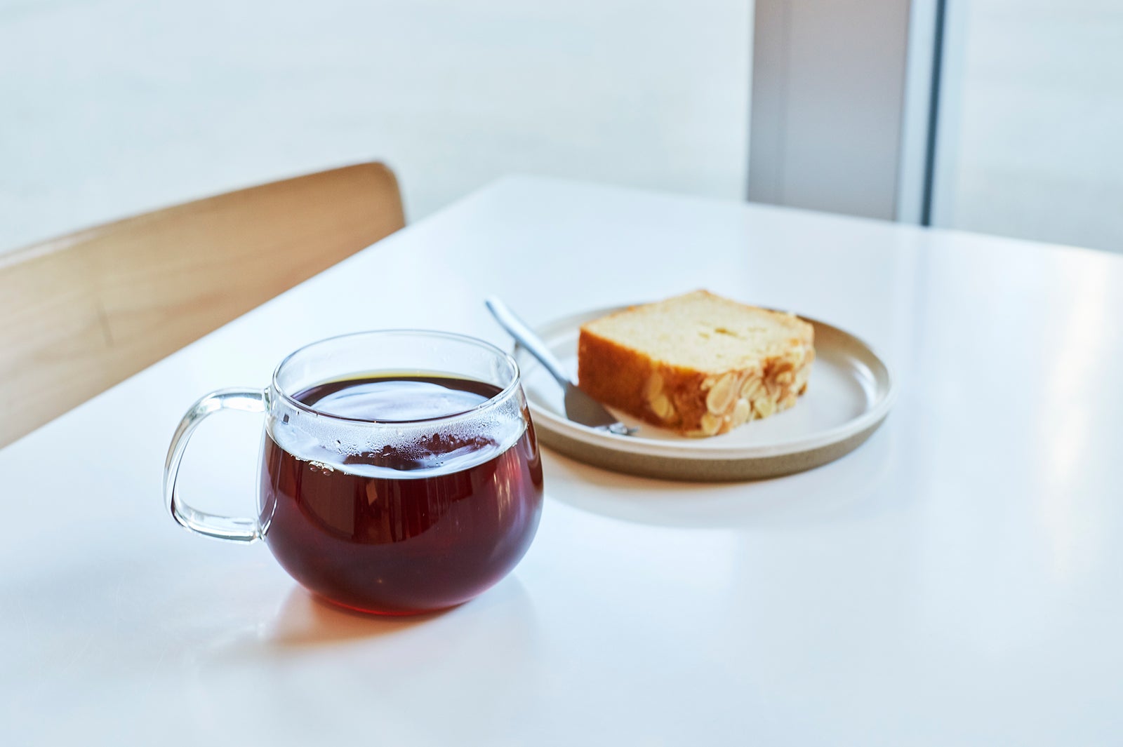 ナイトライトディカフェ550円、アーモンドソイケーキ400円／画像提供：Blue Bottle Coffee Japan
