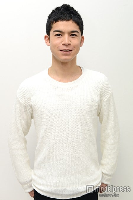 舞台「タンブリングFINAL」にてバク転披露の新境地を魅せる菅谷哲也／ヘアメイク：武部千里