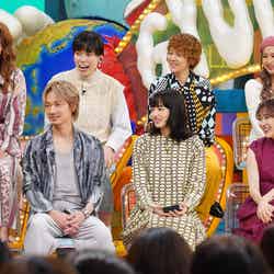 （後列左から）ファーストサマーウイカ、尼崎インター、ゆきぽよ（前列左から）綾野剛、小松菜奈、指原莉乃（C）日本テレビ