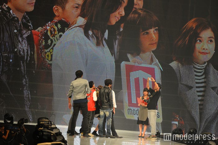 記念撮影の様子(C)モデルプレス