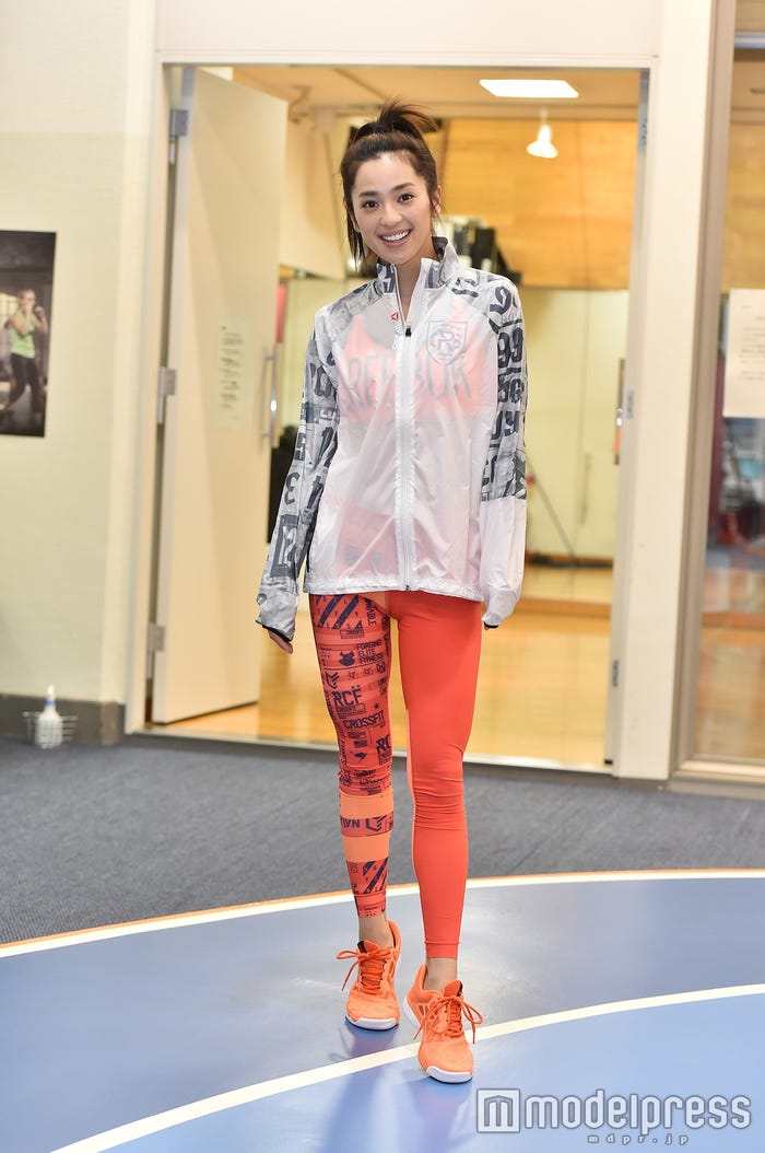 シースルー素材がナチュラルな色気/中村アン「家族ノカタチ」第7話着用ウェア/画像提供:TBS