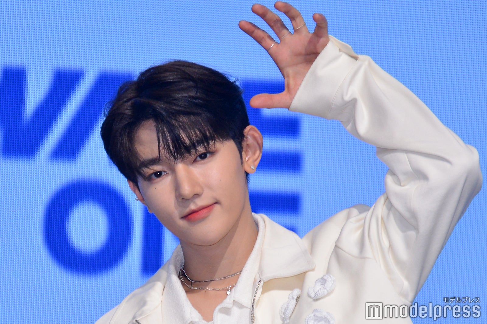 チャングリポーズを作るジャン・ハオ（C）モデルプレス