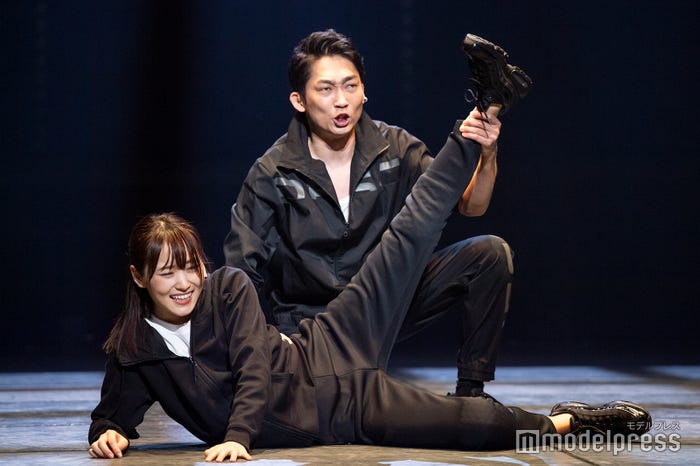 菅井友香、石田明 (C)モデルプレス