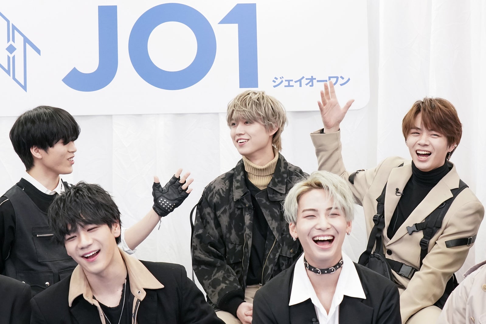 JO1／王子様キャラの白岩瑠姫（中央）（C）LAPONE ENTERTAINMENT 