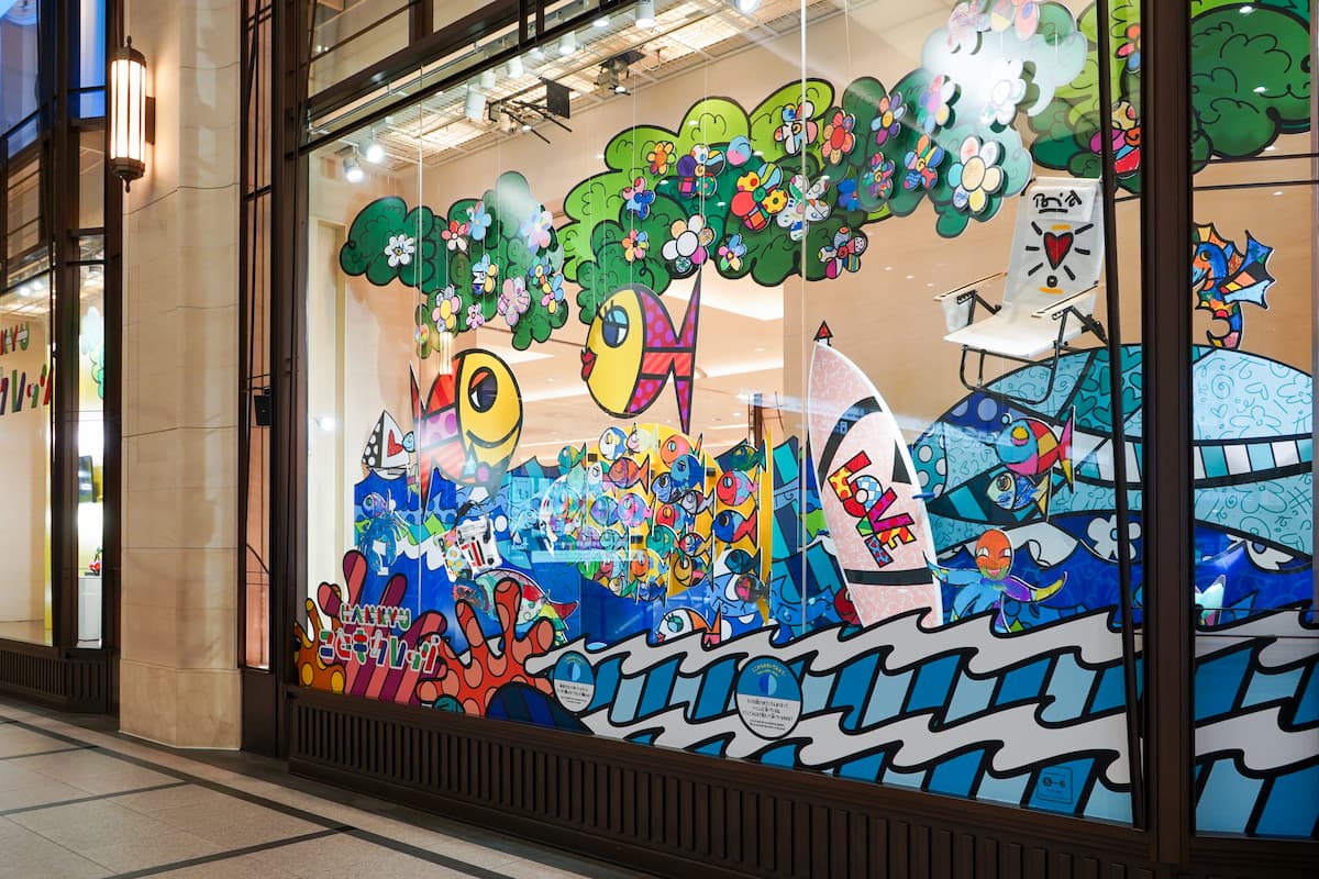 阪急コンコースウィンドーに登場！子ども約90名が現代ポップアートの巨匠と作った梅田の巨大アート