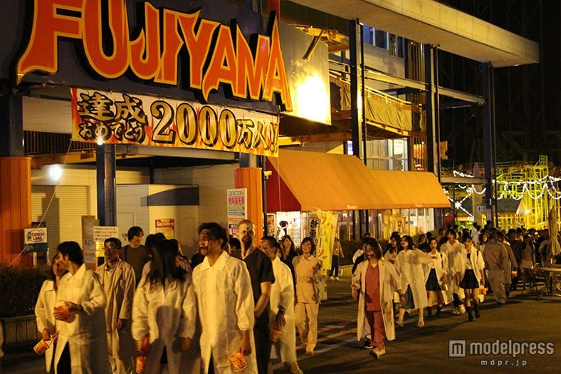 夜は亡霊が戦慄パレード 「富士急ハイランド」がハロウィン一色に