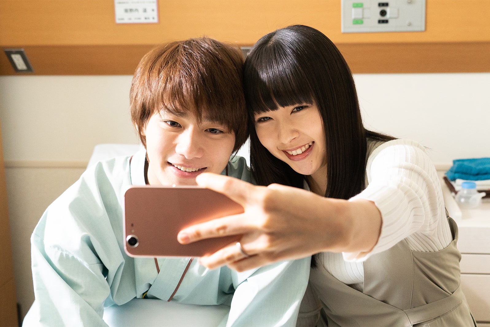 野村周平、桜井日奈子／「僕の初恋をキミに捧ぐ」第7話より（C）テレビ朝日