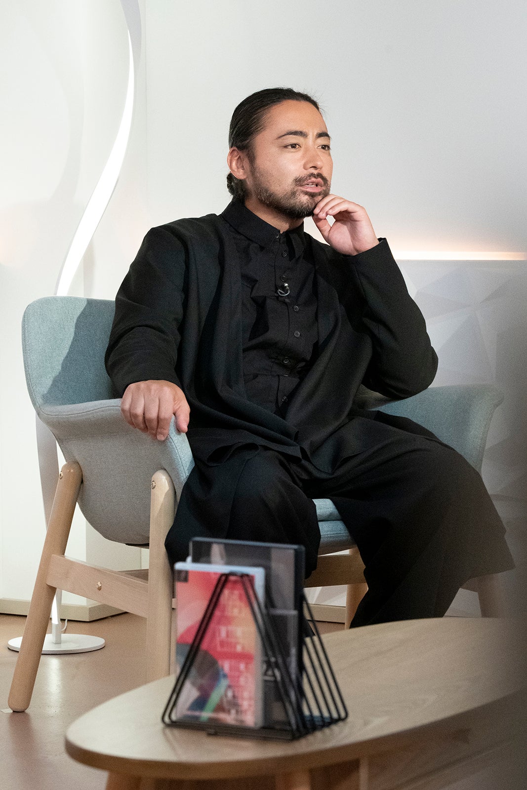 ゲームプレイを見る山田孝之 （C）NHK