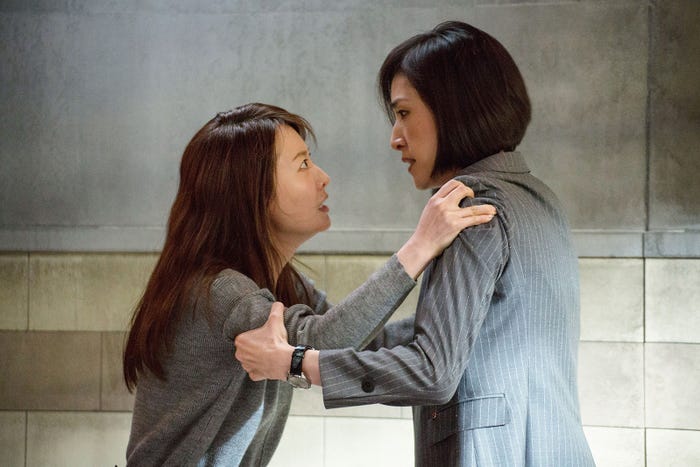 松本まりか、天海祐希/ドラマ『緊急取調室』第4話より(C)テレビ朝日