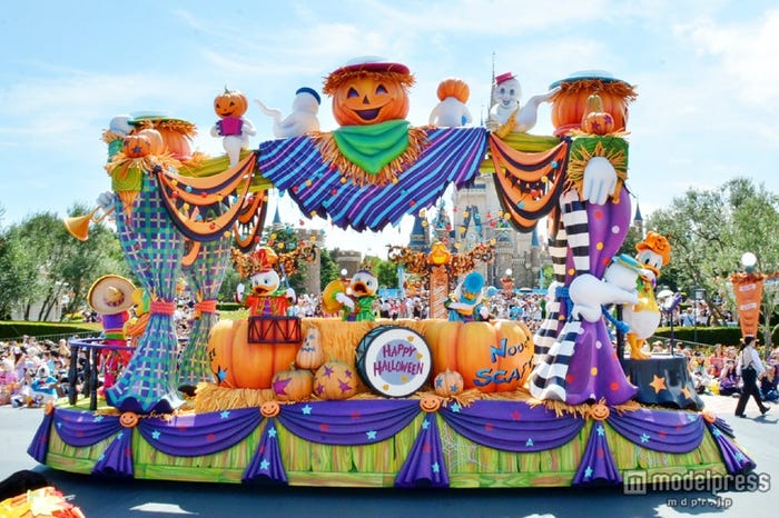 ドナルドたちによる賑やかな音楽団のフロート/ハッピーハロウィーンハーベスト