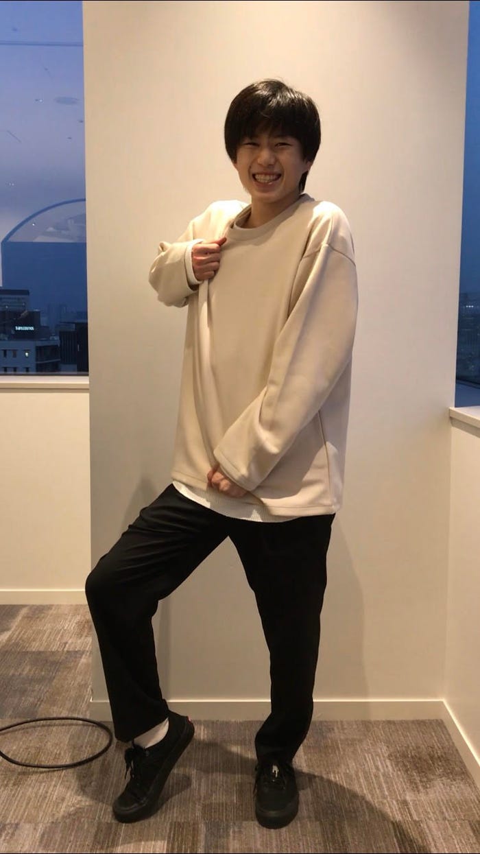 学校で流行中の“ジョジョ立ち”をする奥智哉(写真提供:所属事務所)