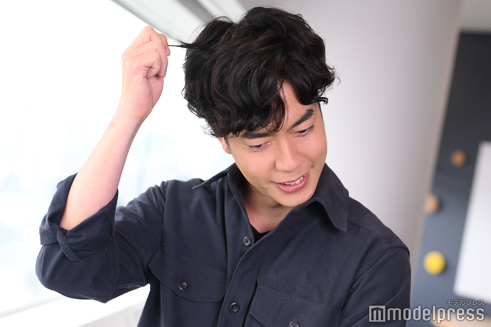 「物理化学者っぽいポーズ」というリクエストに応じてくれた櫛田創（C）モデルプレス