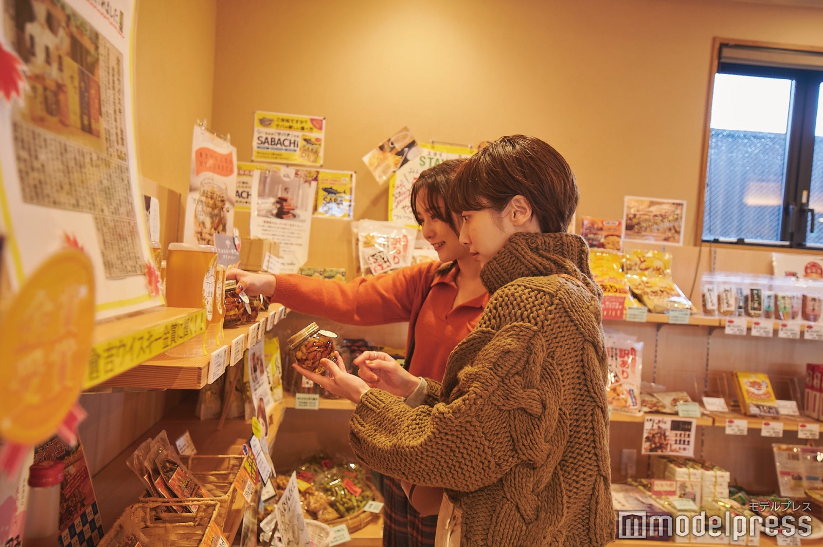 オシャレなお土産がたくさんで、どれにしようか迷っちゃう！（C）モデルプレス