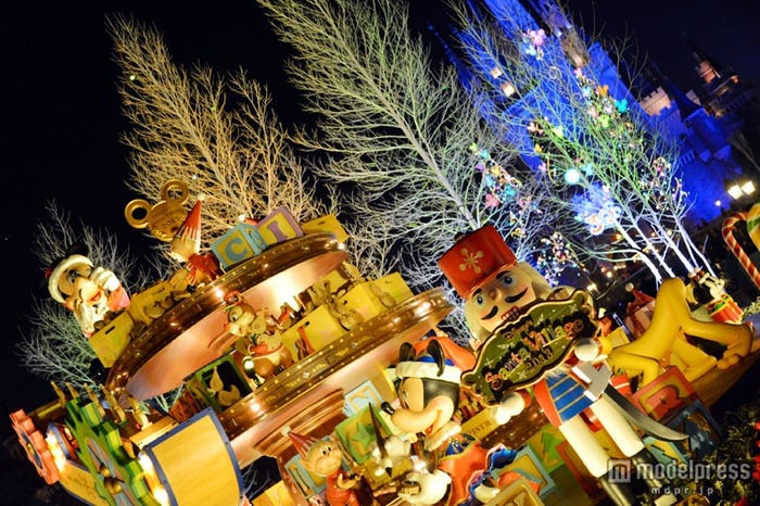 シンデレラ城前は幻想的な雰囲気に/TDL