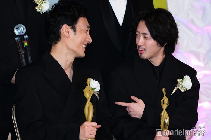 草なぎ剛、若葉竜也(C)モデルプレス