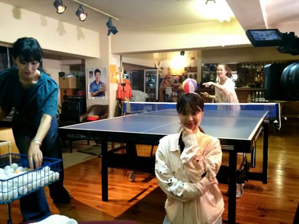 卓球バーで動画撮影(画像提供:毎日放送)