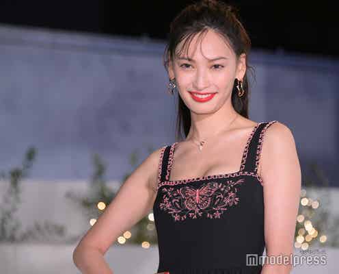 大政絢、美ボディ際立つセクシードレスで魅了<ディオールホリデーポップアップ>