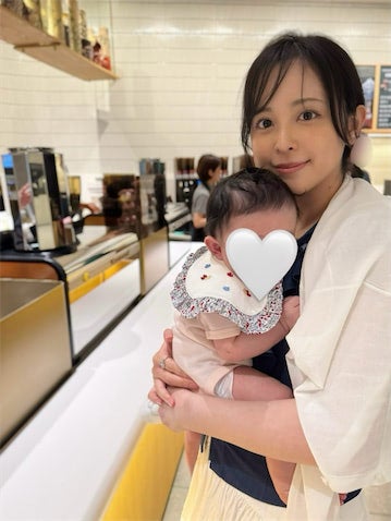 久慈暁子、生後4カ月愛娘とカフェへおでかけ「可愛い通り越して美しすぎる」