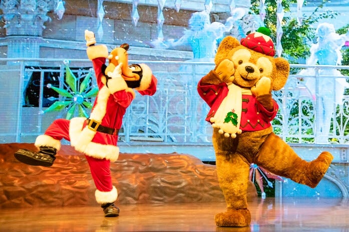 ダッフィーとグーフィーの賑やかなダンスも見られます