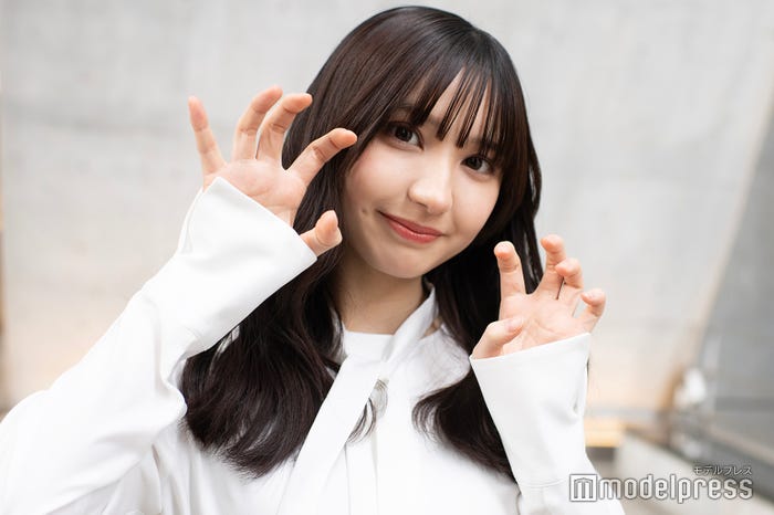 “オオカミポーズ”/かりん(C)モデルプレス