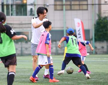 「マジでレベチ俳優顔」「子供達に教えてる姿が天使すぎる」中村敬斗の凱旋コーチにSNS沸騰「オーラすご」「いつ見てもカッコイイ」「子供が羨ましい」