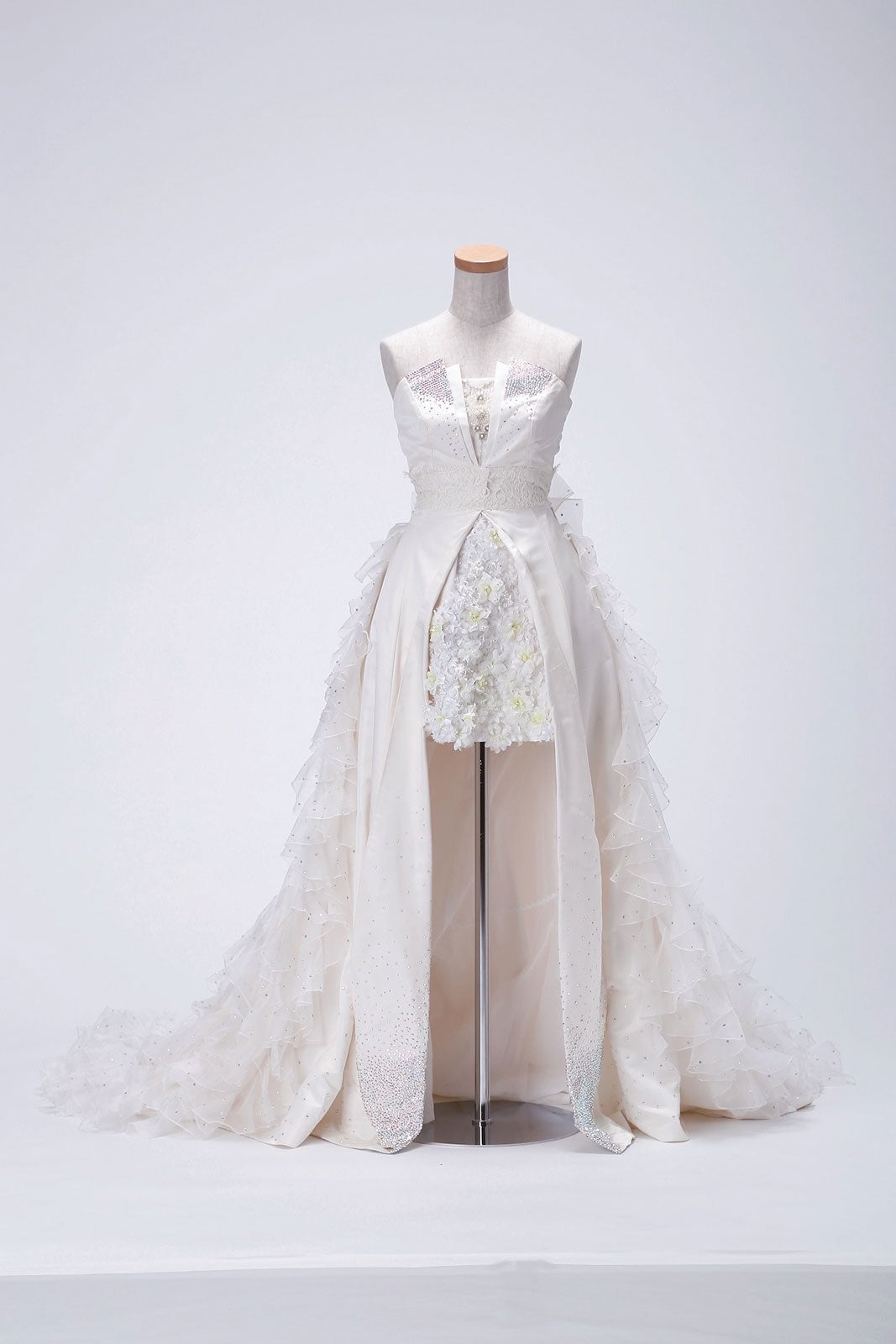 前田敦子卒業ドレス（C）AKS／TAKARAJIMASHA 