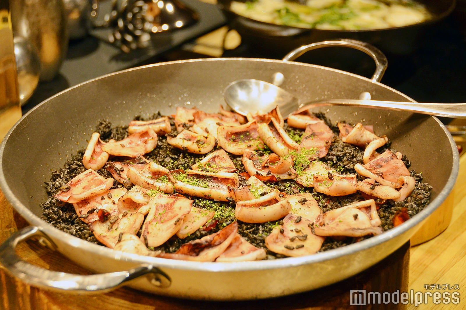 イカスミパエリアは隠れた絶品メニュー （C）モデルプレス