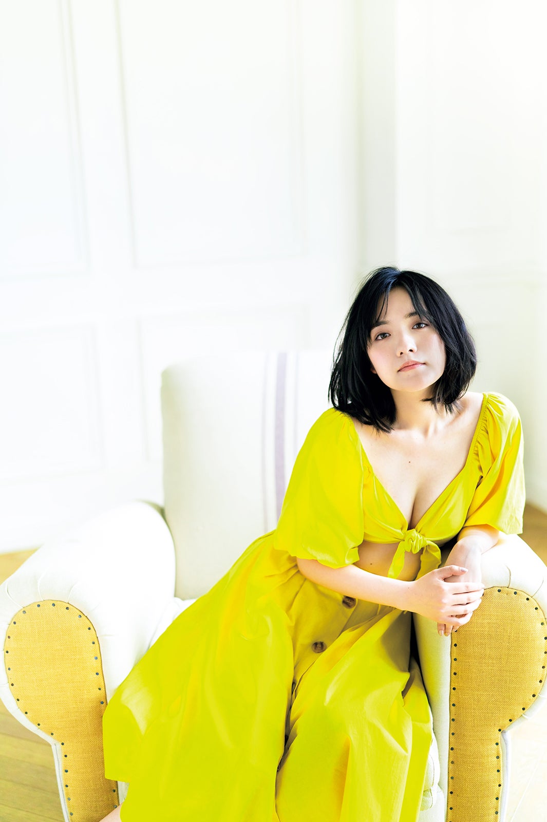 小島藤子、胸元大胆セクシードレスで大人の色気