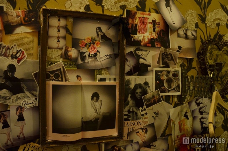 サロン部分のウォールには梨花のフォトが飾られている。