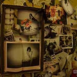 サロン部分のウォールには梨花のフォトが飾られている。