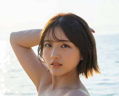 大和田南那、チューブトップから美谷間チラリ カレンダーブックのアザーカット公開