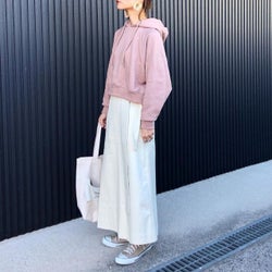 「ラフすぎ」防止!女っぽく着こなす、旬のパーカーコーデ