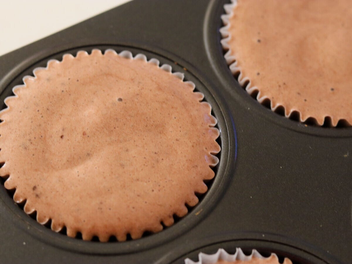 型に生地を流し、箸1本でくるくる渦を描いてメレンゲの塊をつぶす。