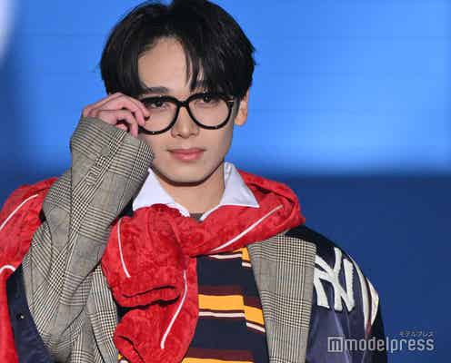 宮世琉弥、メガネ外しキュートな笑顔 個性派ファッション着こなす【TGC北九州2024】