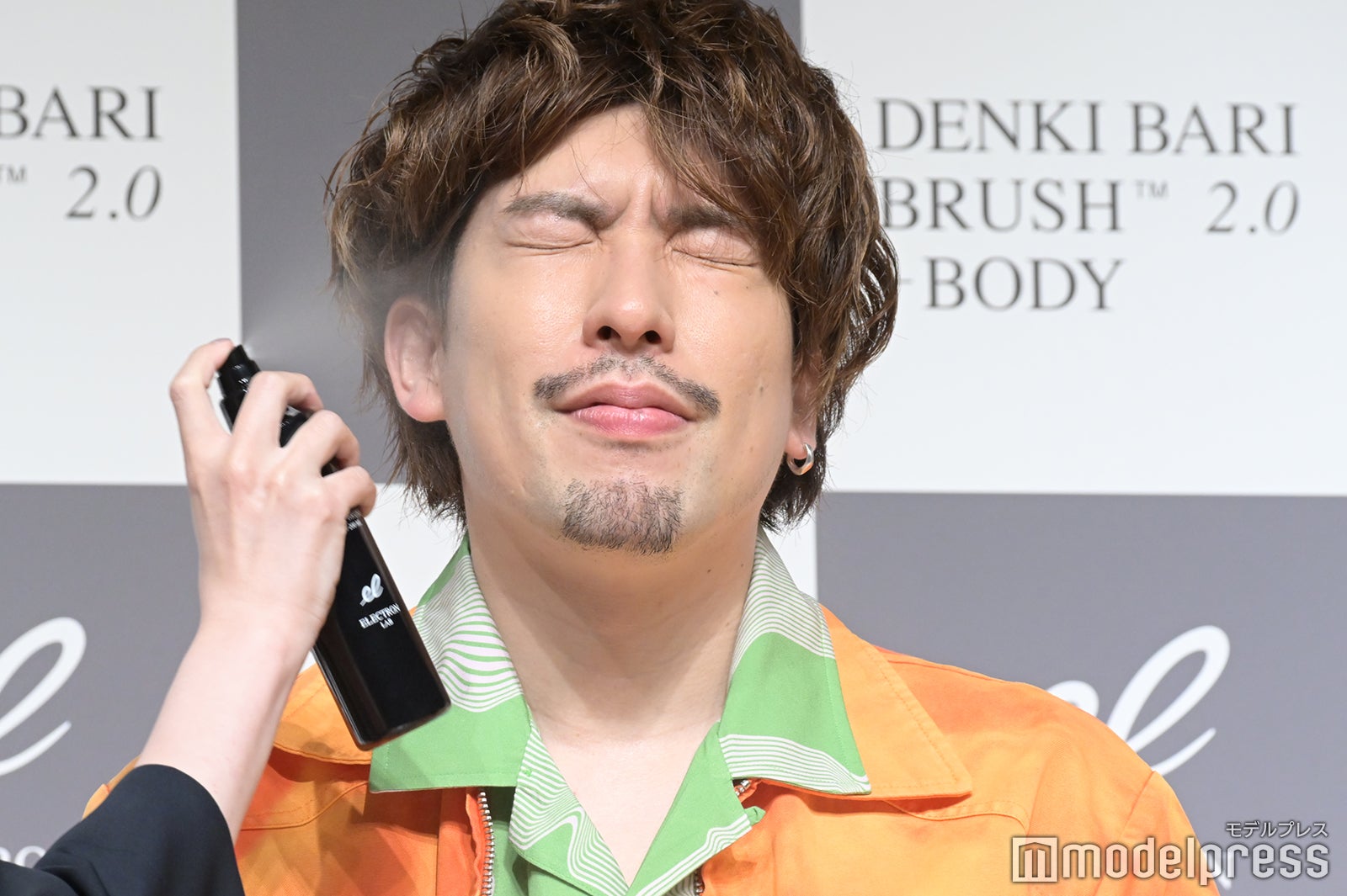 スプレーされるりんたろー。（C）モデルプレス