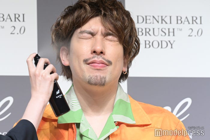 スプレーされるりんたろー。(C)モデルプレス
