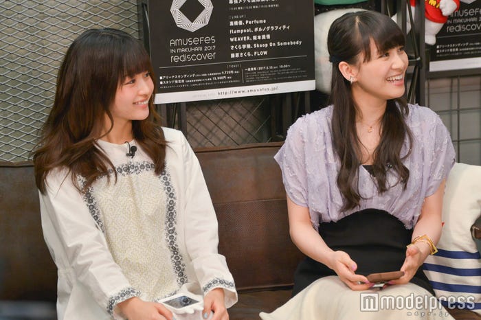 (左から)藤原さくら、あ~ちゃん (C)モデルプレス