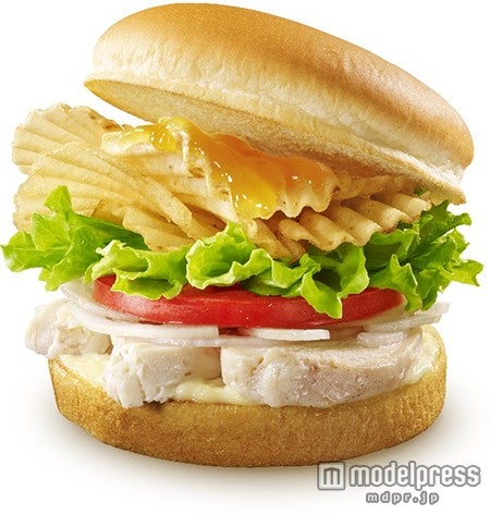 「サラダチキンポテトチップスバーガー（コンソメWパンチソース）」価格：単品390 円（税込）、ポテトMセット740円（税込）