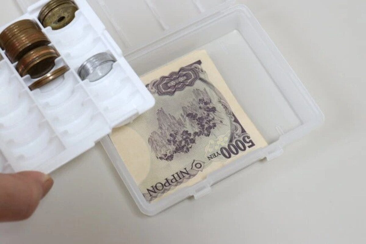 コインケースに5000円札と硬貨トレーが収まっている
