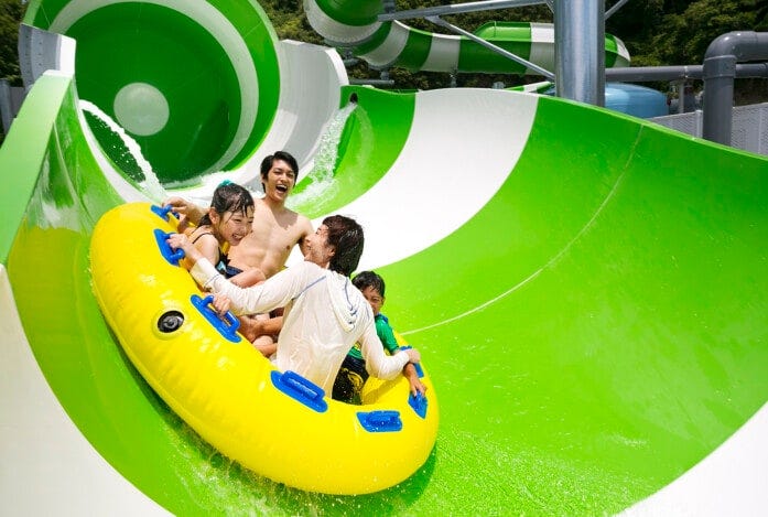 巨大な緑と白のトンネルを専用浮き輪で滑走する「ファミリー・スプラッシュ」。ファミリー向けです【制限】身長115cm以上＆合計の体重220kg以下（大人のみの場合は定員3名）