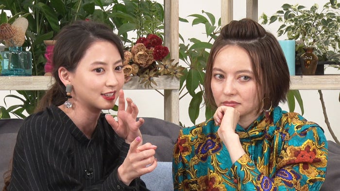 河北麻友子、ベッキー/「あいのり:Asian Journey」第5話より(C)フジテレビ