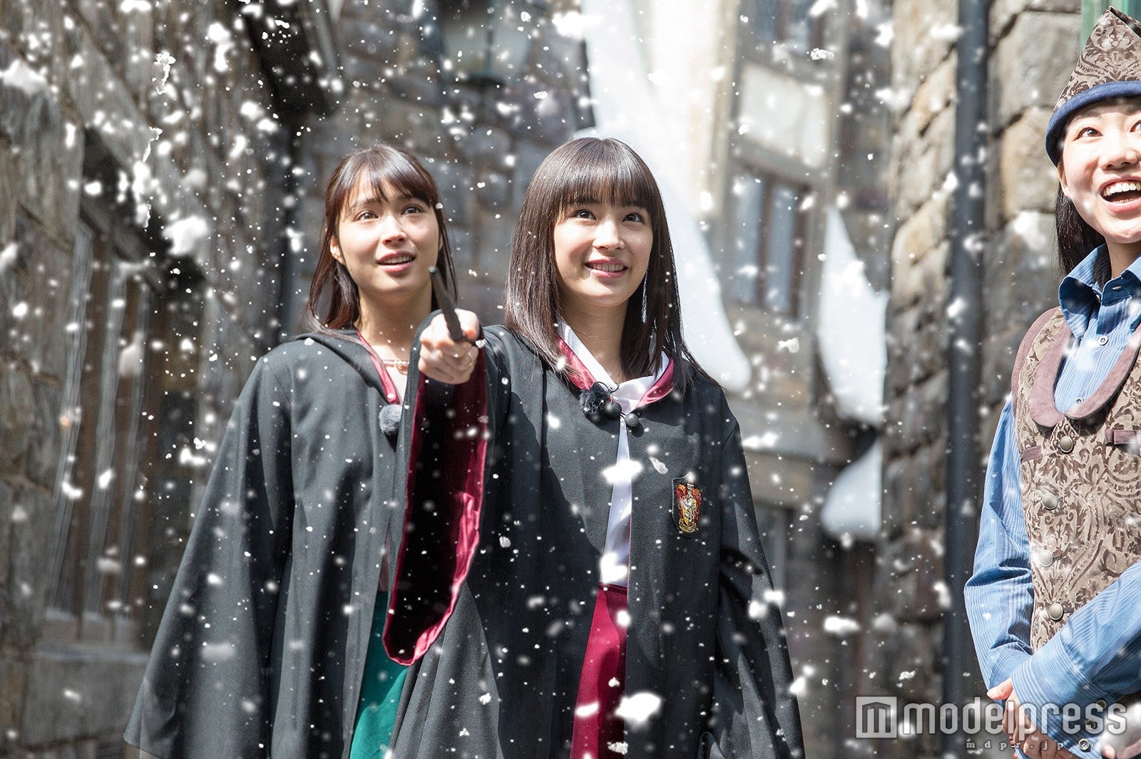 新アトラクションを体験する広瀬アリス＆すず姉妹（左から）／画像提供：ユニバーサル・スタジオ・ジャパン