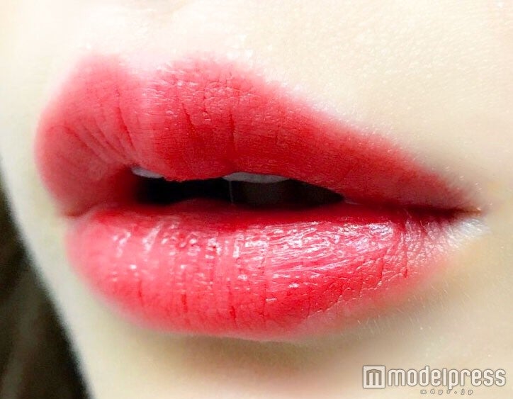 【3CE】「クリーミー リップスティック“Pick Me Up”」使用／写真：Risa（C）モデルプレス